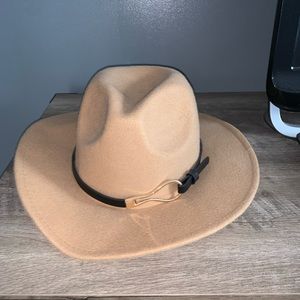 Beige hat with black buckle